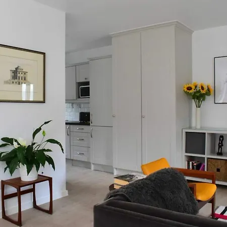 2 Bedroom Flat In Sleeps 4 Apartament *