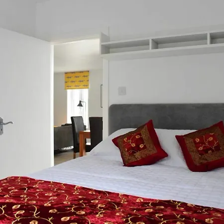2 Bedroom Flat In Sleeps 4 Apartment *