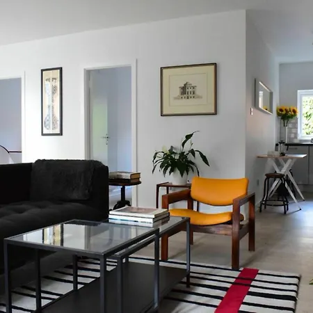 2 Bedroom Flat In Sleeps 4 *