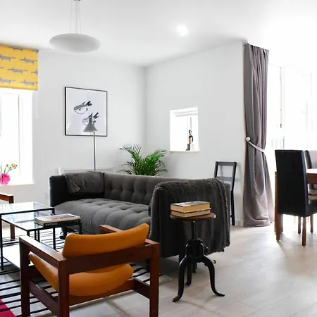 2 Bedroom Flat In Sleeps 4 *