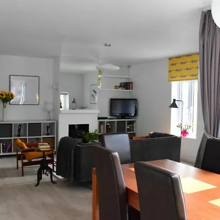 2 Bedroom Flat In Sleeps 4 Dublin
