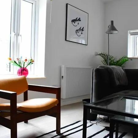 Apartament 2 Bedroom Flat In Sleeps 4 *
