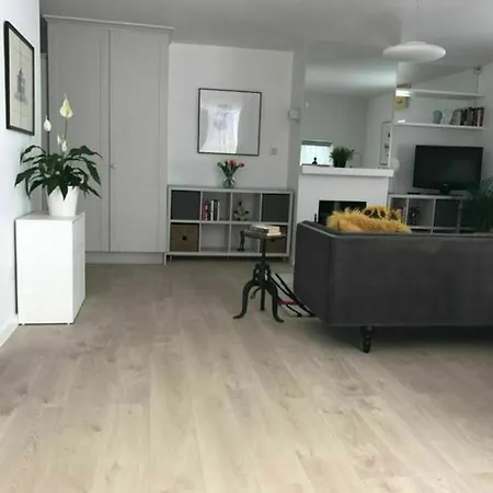 2 Bedroom Flat In Sleeps 4