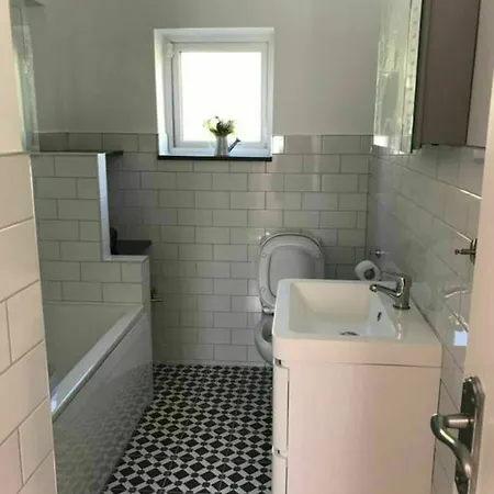 Apartment 2 Bedroom Flat In Sleeps 4