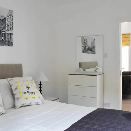 Apartment 2 Bedroom Flat In Sleeps 4 Dublin
