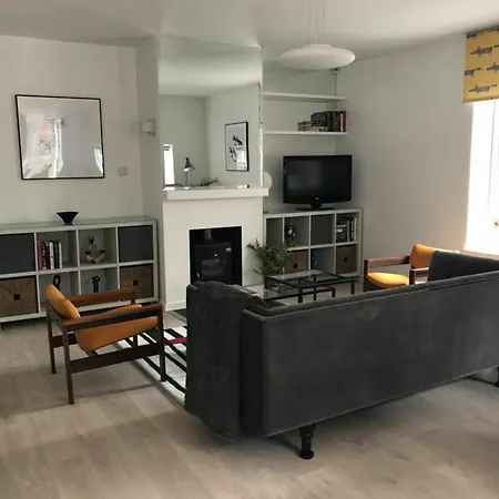 2 Bedroom Flat In Sleeps 4 アパート *